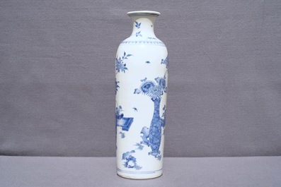Un grand vase de forme rouleau en porcelaine de Chine bleu et blanc &agrave; d&eacute;cor de vases fleuris, &eacute;poque Transition